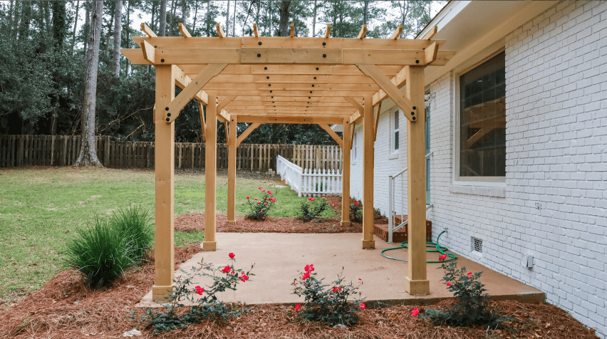 White icon of a handshake on a green background, representing partnership or agreement.