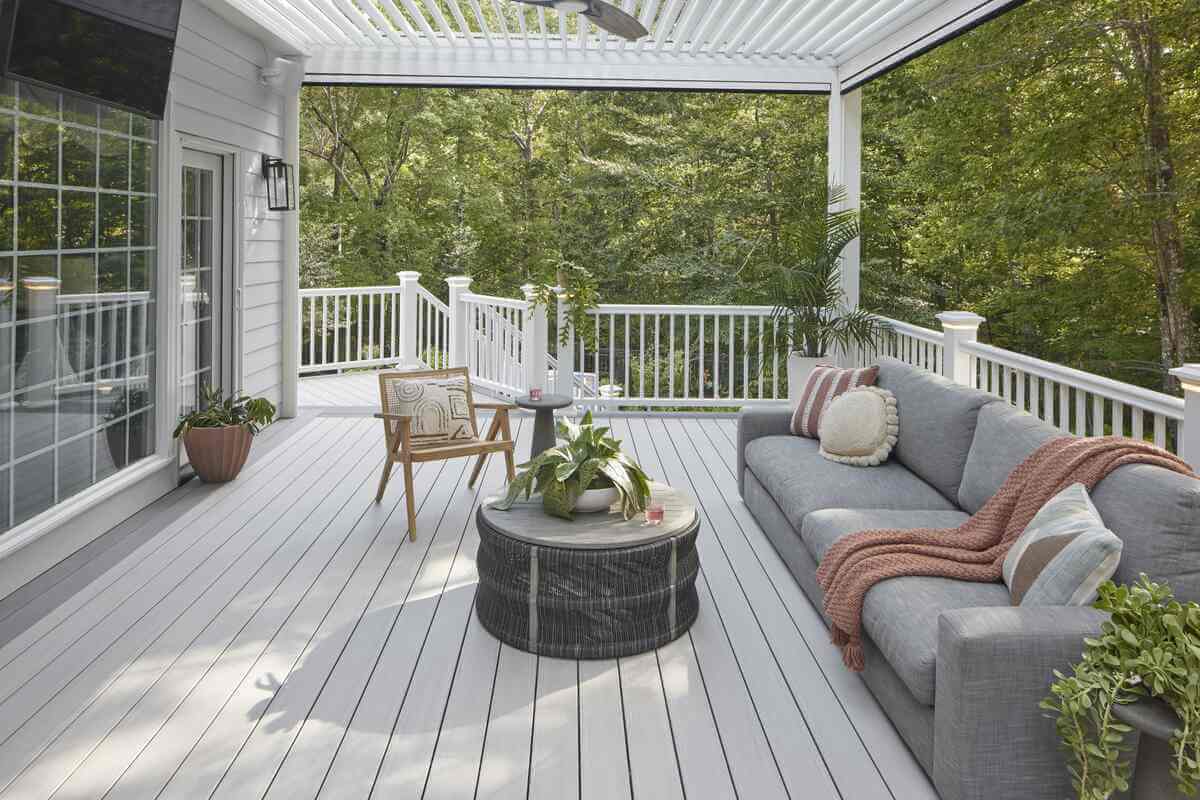 Pvc Vs. Composite Decking (1) (1)